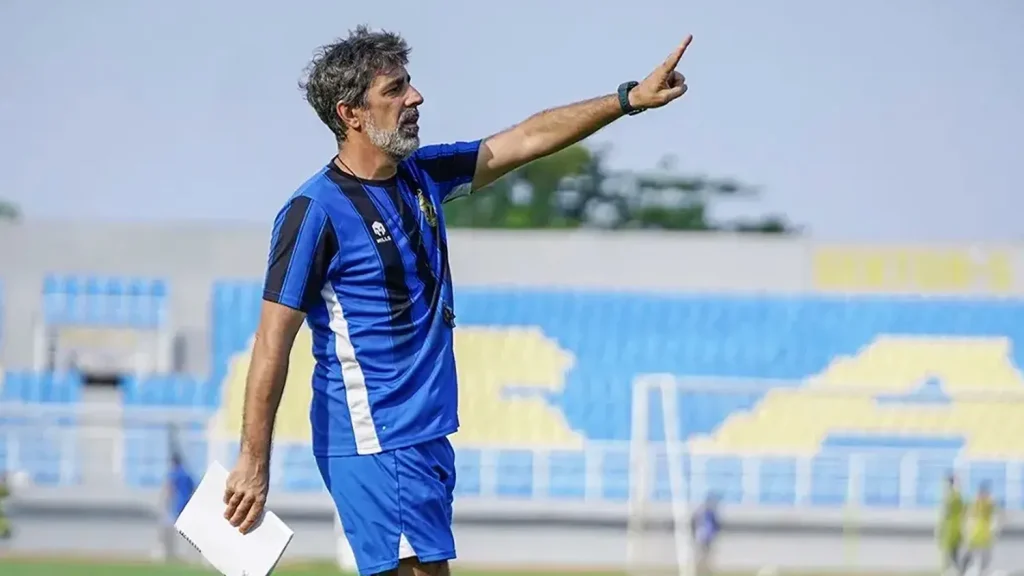 Pelatih Oscar Bruzon dari Bhayangkara Presisi Lampung FC